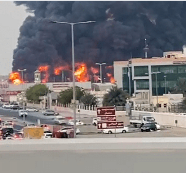 حريق متطور بأحد الأسواق الشعبية- الإمارات موقع التجارة - www.alttejarat.com