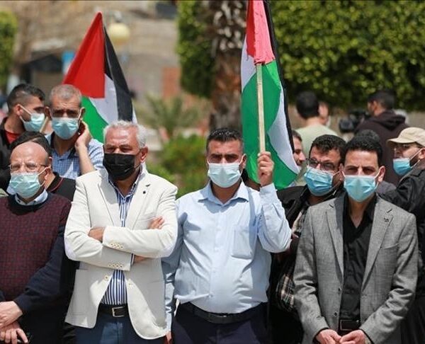 فلسطينيون يتظاهرون